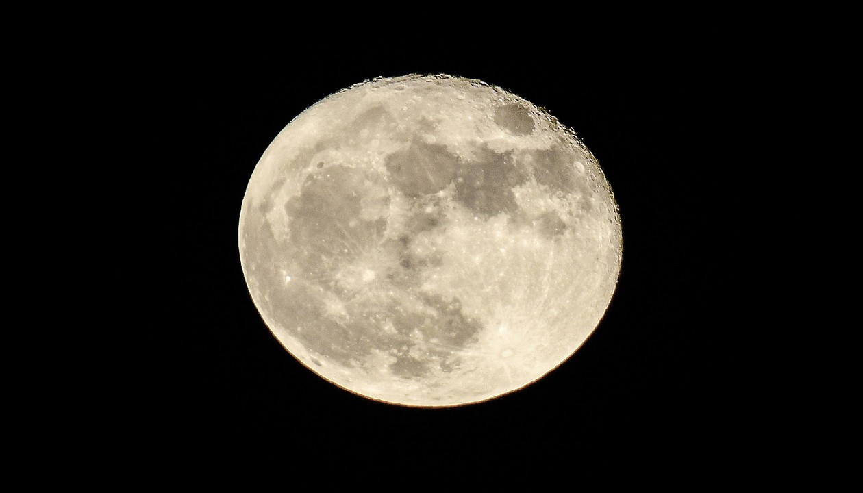 picture of the moon by Marc Payen